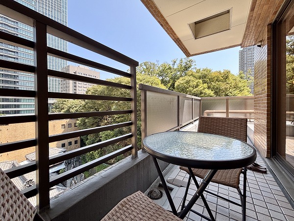 虎ノ門ガーデン_北向きのバルコニーの写真