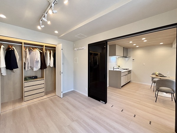 虎ノ門ガーデン_収納豊富な洋室の写真1
