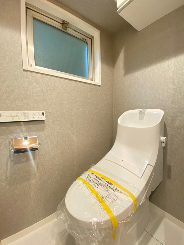 トイレ トイレは、節水効果が期待できる手洗い一体型を採用。小窓が付いていますが、共用部の廊下に繋がっているため使用中は閉めた方がよさそうですよ🌸