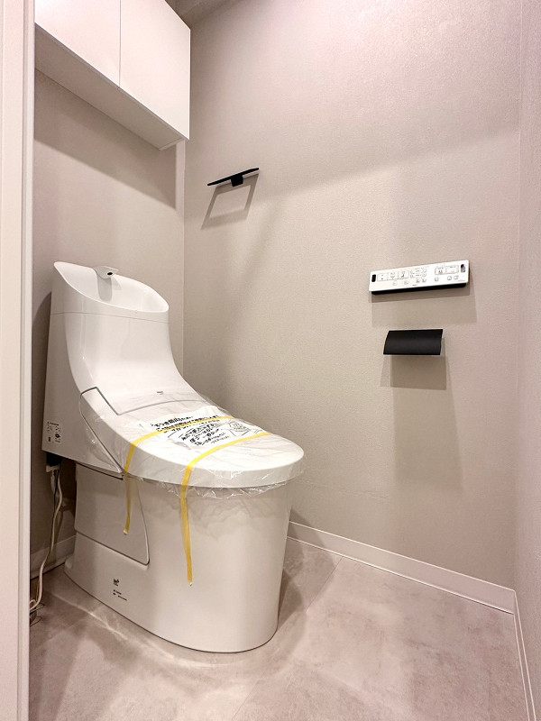 エルアルカサル小石川　トイレ 温水洗浄便座付きのトイレは廊下の独立スペースにありました。手洗い一体型は節水効果があるんです✨毎日使うもので節約ができるのは嬉しいですよね。トイレットペーパーなどは吊戸棚にしまいましょう。