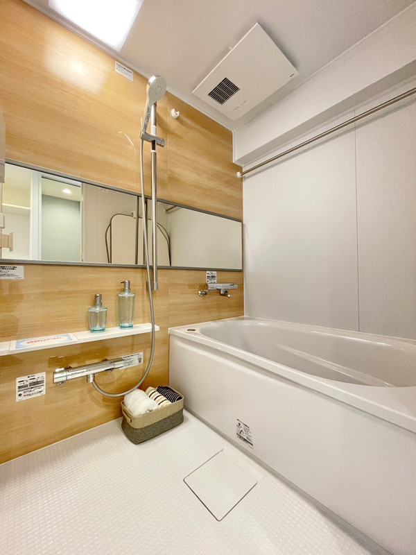 バスルーム　ライオンズマンション大森 ワイドパネルが奥行きをもたらすバスルーム。