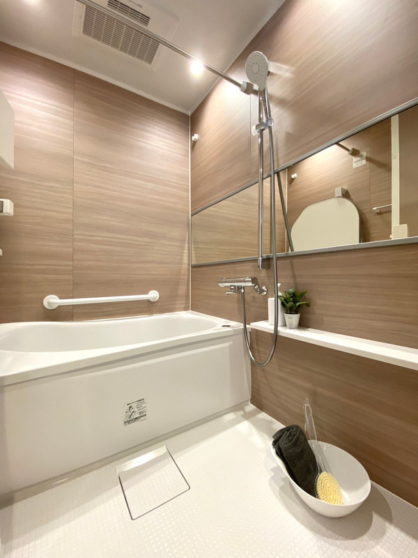 バスルーム ※バスタブには保温浴槽を採用。浴室換気乾燥機も搭載しています。