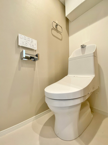 トイレ　ハセガワハイツ 節水効果に期待できる手洗い一体型を採用したトイレへ。ライトグレーカラーのアクセントクロスが、シンプルさの中に華を添えていました