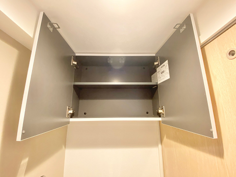 トイレ　吊戸棚　ハセガワハイツ 吊り戸棚にはトイレットペーパーをはじめ、お掃除シートといった備品類をどうぞ。
