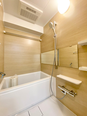 バスルームA　ハセガワハイツ 木目調のデザインパネルやワイドミラーが、空間に個性をもたらすバスルームへ。追い焚き機能浴室暖房乾燥機が、洗濯物をスムーズに乾かしてくれたり、カビの発生を防いでくれます。