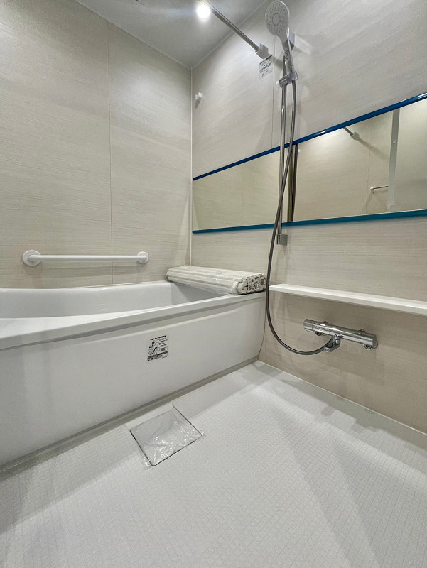 バスルーム 明るい色味で清潔感のあるバスルーム。ワイドミラーが奥行きを感じさせる広々空間に見せてくれますね。