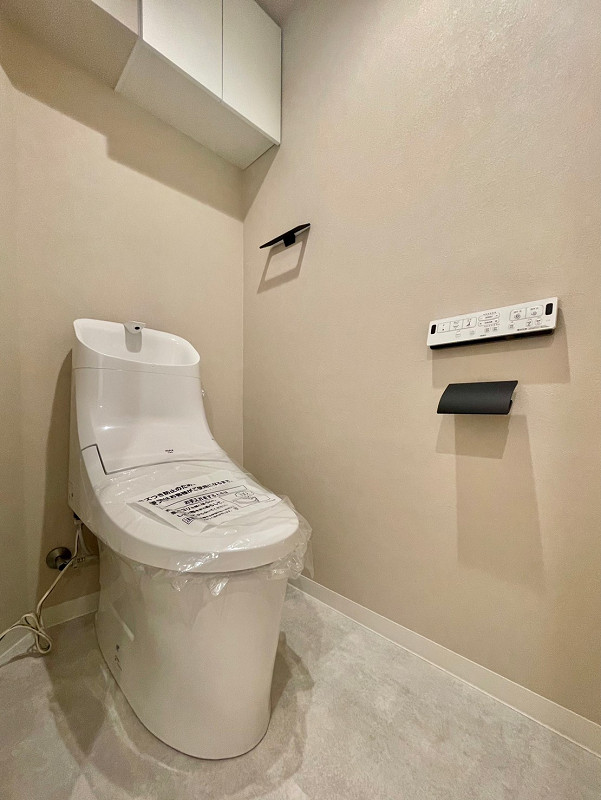 トイレ 節水タイプの手洗い一体型を採用したトイレ。ウォシュレット機能もしっかりと完備。