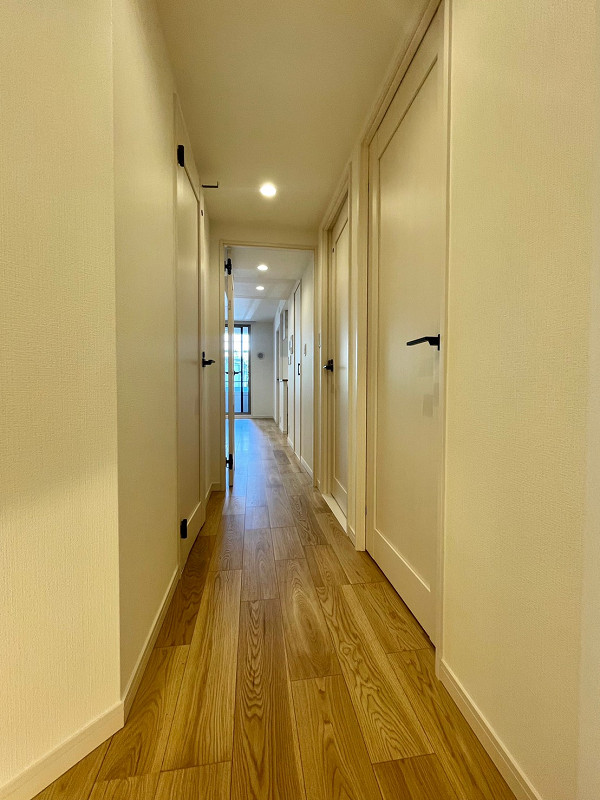 廊下 奥行きのある廊下を進みます。玄関先にお客様を招く時も、玄関からは中の様子が見えないプライバシー性の高い設計もメリットです。