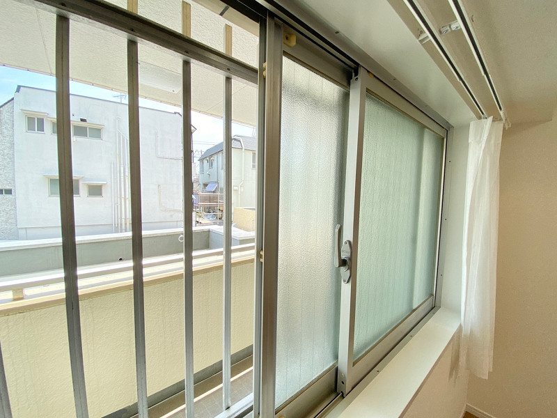 窓（洋室　約4.75帖） 窓の外には共用部の廊下が広がっています。防犯用の柵とすりガラスがプライバシーを守ってくれますよ。