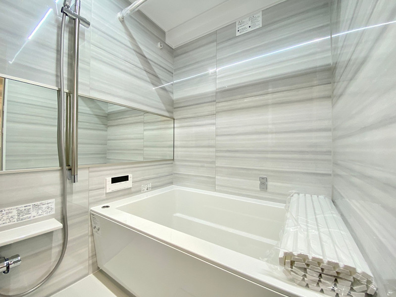バスルーム バスタブには追い焚き機能を搭載。いつでも温かいお風呂に入ることができますね🌸