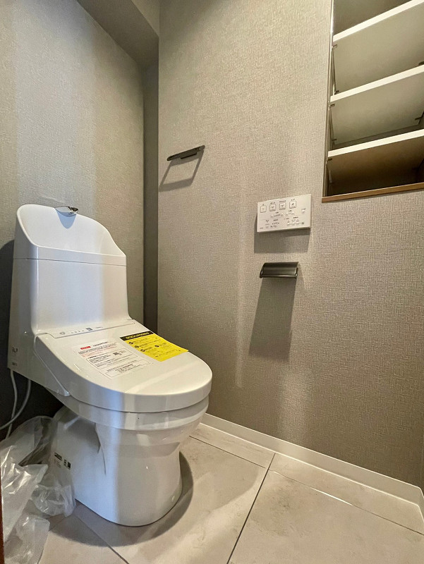 トイレ 節水タイプの手洗い一体型を採用。サニタリールーム外の独立スペースにあり、ゲストの方も使いやすいですね。