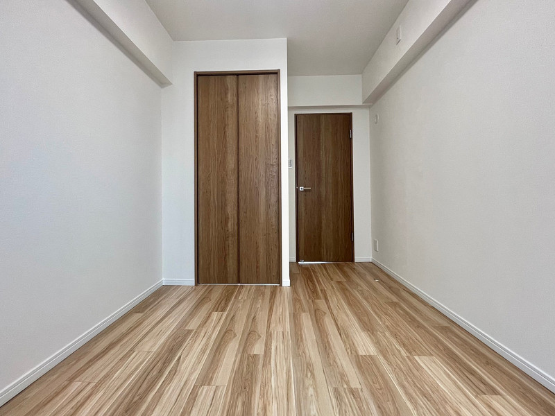 洋室（約5帖） 扉やフローリングには濃い色味の木材を使用。全て新規貼り換えがなされているので、新築同然の清潔感がありますよ。