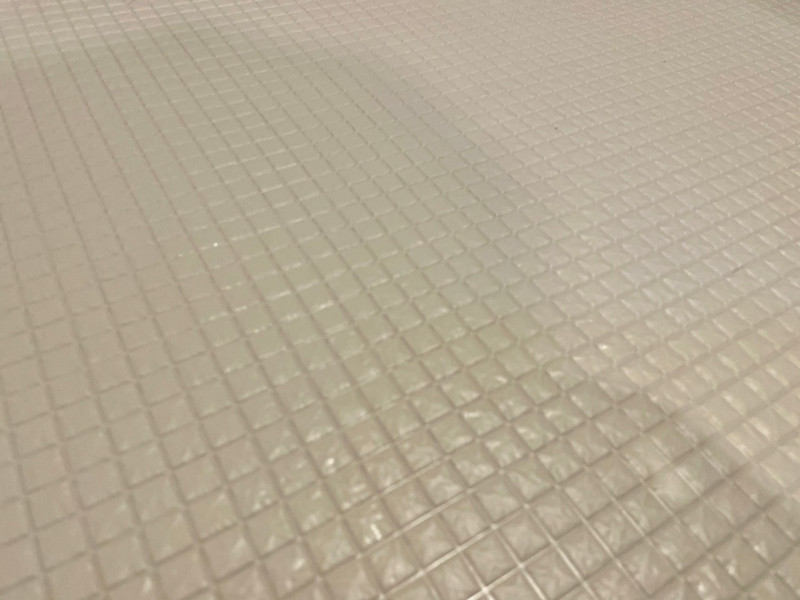バスルーム 床材の模様は均一になっており、水はけがよく乾きやすいので浴室内を清潔に保ちます。