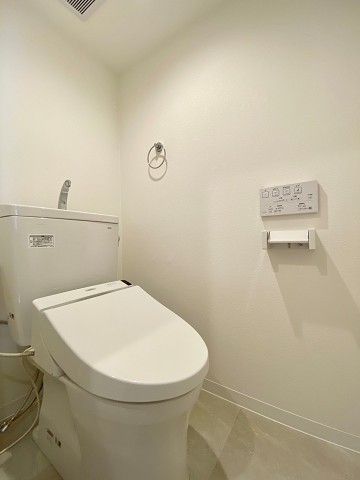 秀和元代々木アネックス　トイレA トイレは、節水効果が期待できる手洗い一体型を採用。段差が少し高いと感じたので、転ばないようお気をつけください🌟