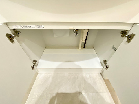 秀和元代々木アネックス　洗面化粧台C 台下にも収納が。スキンケア用品と、お掃除道具やストックの収納場所を分けられると嬉しいですよね♫