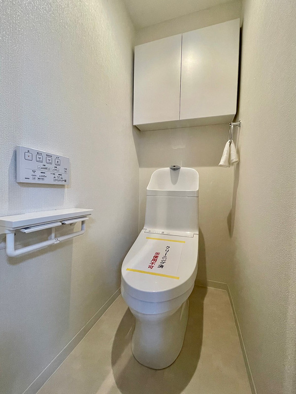 トイレ　柳橋リバーサイドマンション 節水効果が見込める手洗い一体型を採用したトイレ。新規交換がなされているので清潔感があり、安心して使えます。