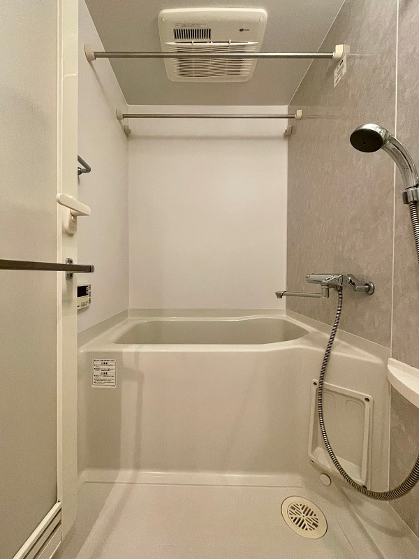 バスルーム バスタブはややコンパクトサイズですが、追い焚き機能や浴室乾燥機などの設備はしっかりと完備していますよ◎