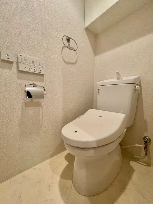 トイレ 手洗い一体型を採用し、節水効果が見込めるトイレ。ゲストの方も使いやすい独立空間に位置しています。