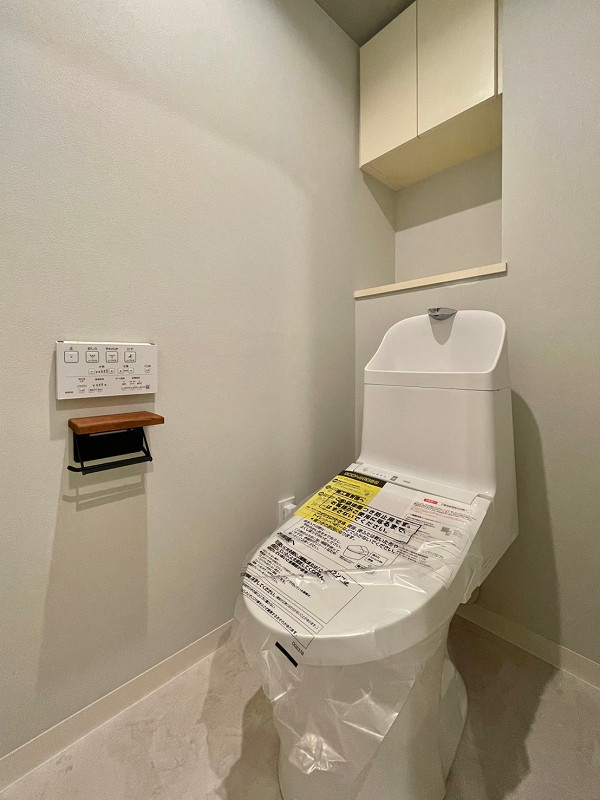 トイレ 年間約12,000円もの水道代の節約が見込める、手洗い一体型を採用したトイレ。独立スペースなのでゲストの方も使いやすいですよ。