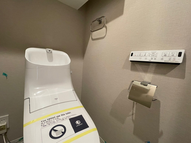 トイレ 手洗い一体型を採用したトイレで、節水効果が期待できそうです◎ウォシュレット機能も付いていますよ。
