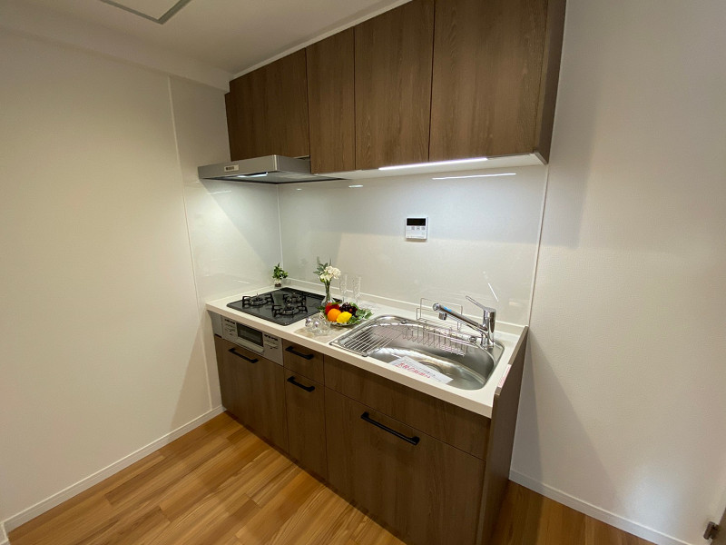 キッチン お料理に集中できる壁付けタイプのキッチンが採用されています♬新規交換されたピカピカなキッチンなら快適にお料理をすることができますね。ワイドなシンクやグリル付きの3口コンロ、豊富な収納が備わっていて、設備性の高さには自炊派の方でも満足できるはず。