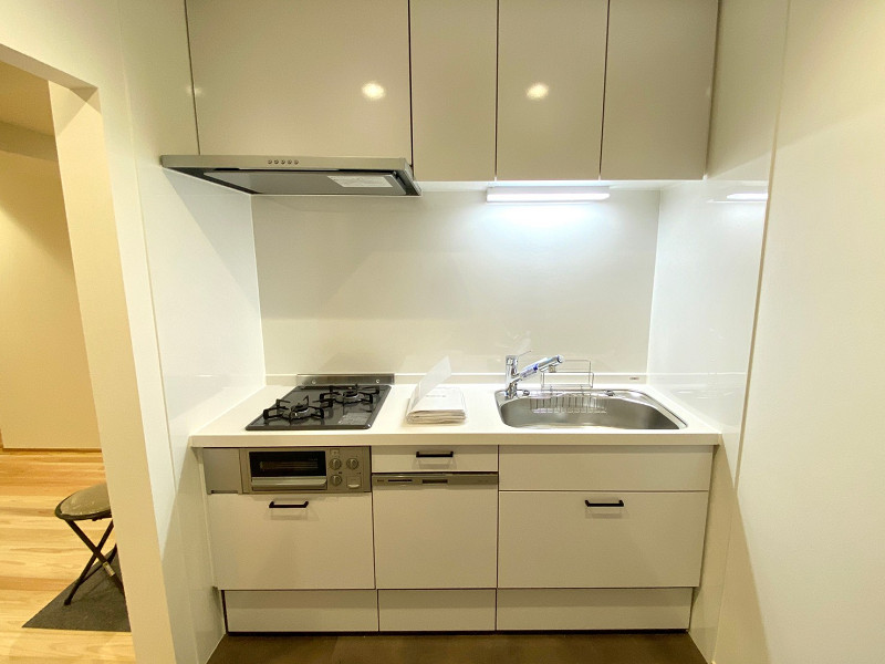 キッチン キッチンは、しっかりとお料理に集中できる独立タイプ♪浄水機能付きの水栓やグリル付きの2口コンロ、食洗機を搭載。収納も上下にしっかり備えており、この設備性の高さには、自炊派の方にも納得いただけるはず💓