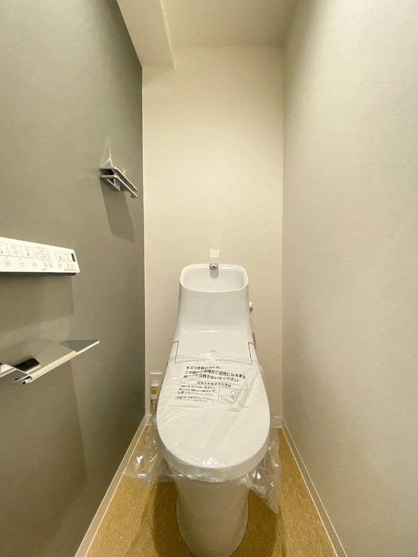 トイレ 2つ目の洋室同様グレーのアクセントクロスが用いられたトイレ。節水効果が期待できる手洗い一体型のトイレを採用しています🌸嬉しい温水洗浄便座機能を搭載しているのもポイント。