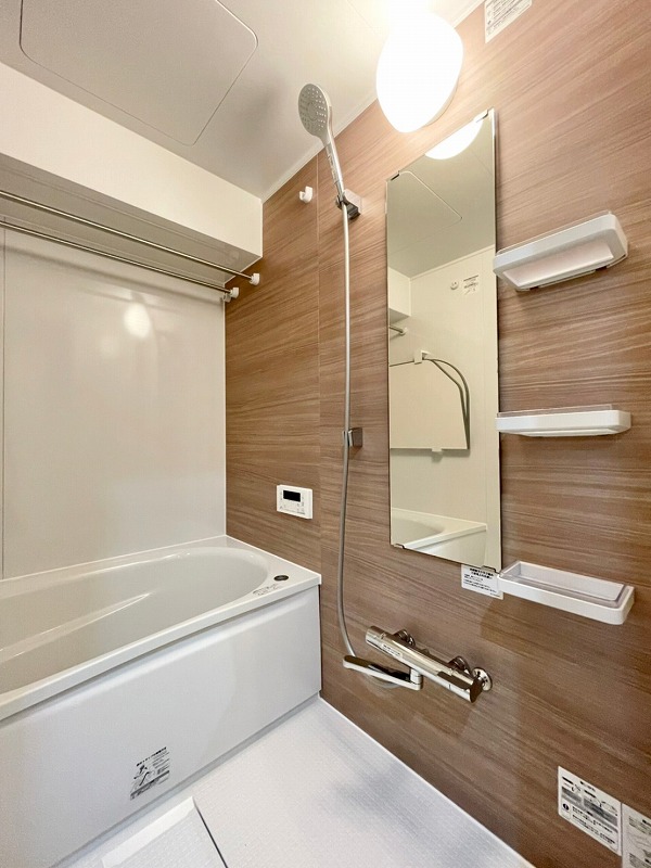 バスルーム 優しい色合いのバスルーム。ほっと安らげる空間なら、ついつい長風呂してしまいそう…🎵追い焚き機能を搭載しており、いつでも温かいお風呂に入ることができますよ。冬場や雨天時の部屋干しに役立つ浴室換気乾燥機も備えています。