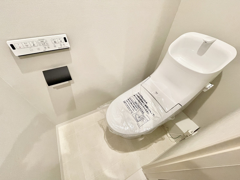 トイレ　ライオンズマンション大森 手洗い一体型のトイレは節水効果も見込めるというメリットが◎安心のウォシュレット機能を備えていて、快適にお過ごしいただけます。トイレはサニタリールームの中にあるので水回りの動線がとってもスムーズですよ♪