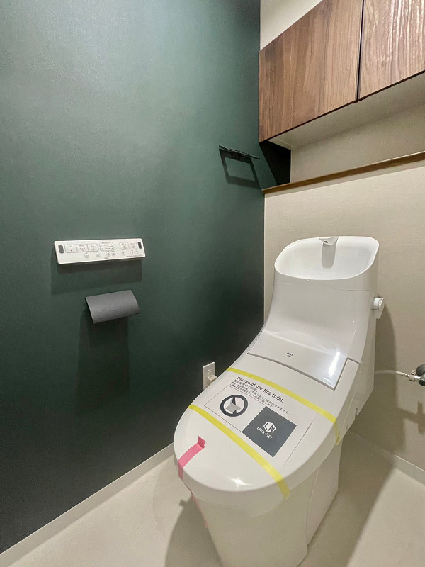 トイレ 独立スペースのトイレは、グリーンのデザインクロスがアクセントに。落ち着いた雰囲気です。