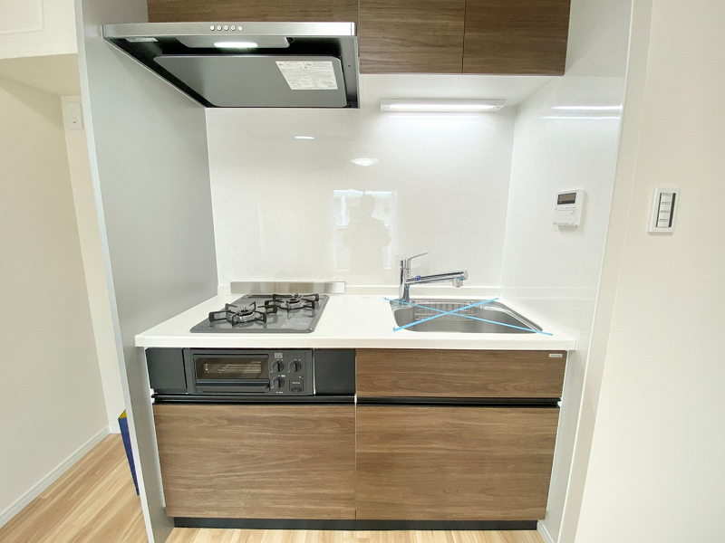 キッチン お部屋を広く使用できる、壁付けのキッチンスペース。木目調の天板が、存在感とデザイン性を放っていました♪