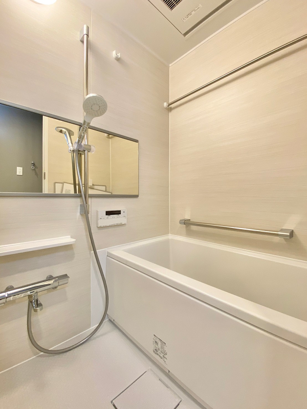バスルーム ワイドミラーやウッドテイストデザインのパネルが、洗練された雰囲気を演出するバスルーム。
