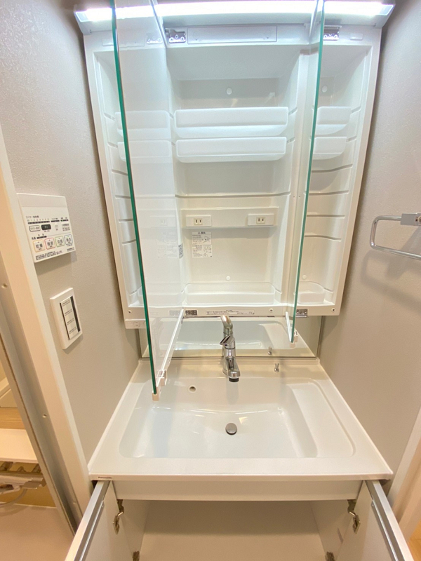 洗面台収納 人気の三面鏡はミラーキャビネットになっています。細々した洗面用具もスッキリ整理可能✨