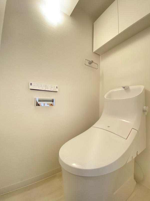 トイレ 白で統一された、清潔感に溢れたトイレ。毎日使う場所こそシンプルが一番ですね。