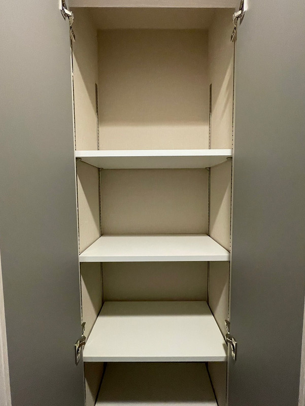 可動棚(廊下) 廊下にある棚は可動式なので、丈の長い物でも収納できますよ。