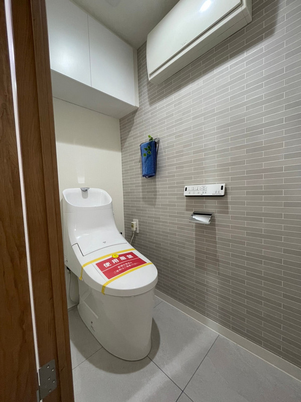 トイレ サニタリールーム入って右手にあるトイレ。デザインクロスがお洒落な空間を演出してくれます＊