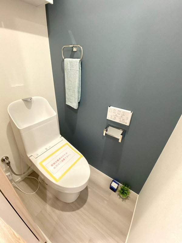 トイレ ブルーのアクセントクロスが爽やかなトイレは、独立空間に位置しておりゲストの方も安心してご利用いただけます。節水効果が見込める手洗い一体型なのも嬉しいですね。また、快適に過ごせるシャワートイレも搭載しています。