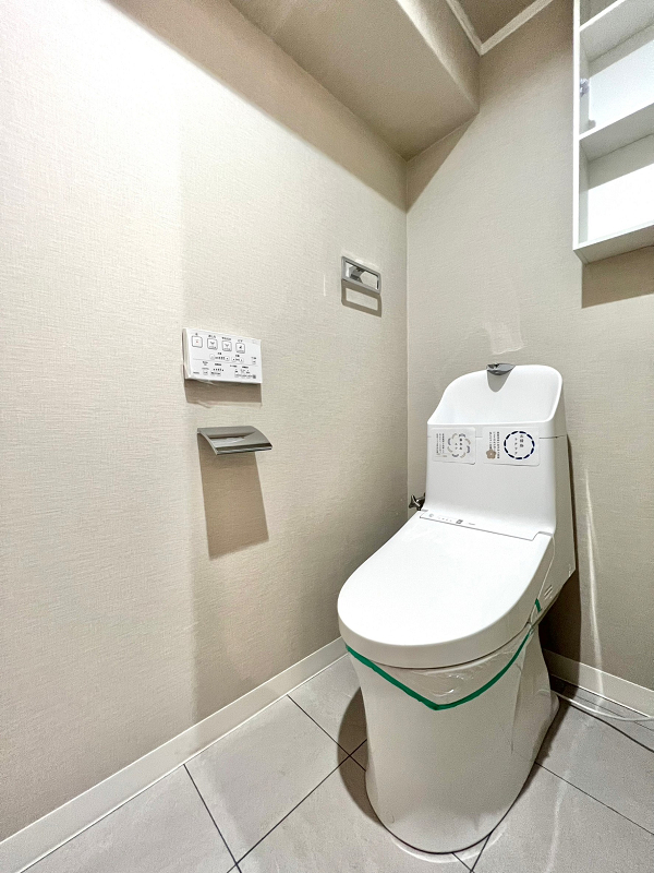 トイレ 落ち着いた雰囲気のトイレは手洗い一体型を採用していますよ。手洗い一体は節水効果が期待できることに加え、使用後にすぐに手を洗っていただけて衛生的です。吊戸棚には掃除用具やトイレットペーパーなどをしまってくださいね。