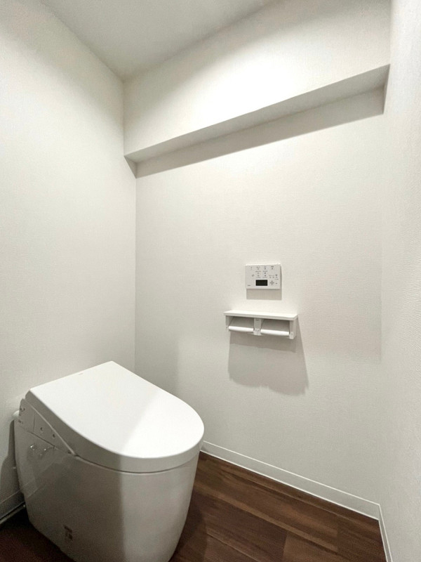 トイレ タンクレスタイプを採用したトイレは、ふき取り清掃が簡単で清潔に保つことができます。もちろん新規交換されているため、清潔感抜群ですよ。トイレ内には手洗い場を設置しており、手洗い動線がスムーズ。来客者も使いやすい親切な設備です+*