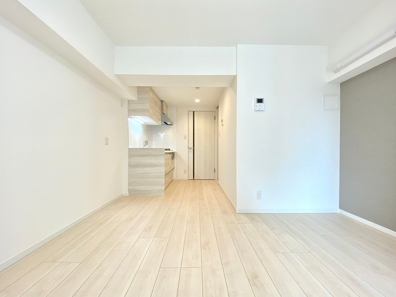 リビングダイニングキッチンA　新宿パークサイド永谷 今回ご紹介するのは、13階建ての12階部分に位置する南西向きの1LDK。2022年9月にリノベーションされ、便利な設備が揃った清潔感のある空間に生まれ変わりました♡