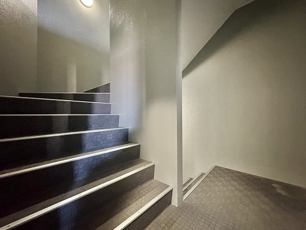 クレッセント駒沢公園パークサイド 内階段