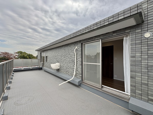 クレッセント駒沢公園パークサイド_開放的なルーフバルコニーの写真
