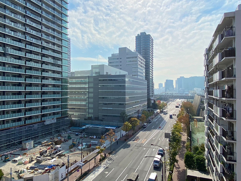 眺望 A バルコニーの外には都会的な街並みが広がっています。前を遮る建物がないので、晴れた日には明るい太陽の光を存分に感じることができますよ。お洗濯物が良く乾きそう☀排気ガスが気になる方は、バスルームの浴室換気乾燥機でお洗濯物を乾かすのがオススメ。