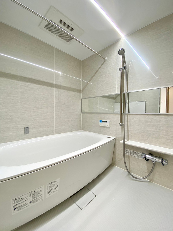 マンション赤堤テラス　バスルーム バスルームは淡いべージュカラーを基調とした高級感あふれる空間🛀✨調光機能が備わり、気分に合わせて明るさや色合いを変更できますよ。浴室乾燥機や追い焚き機能などの便利な機能が備わり、日々の生活をサポートしてくれること間違いなし☆