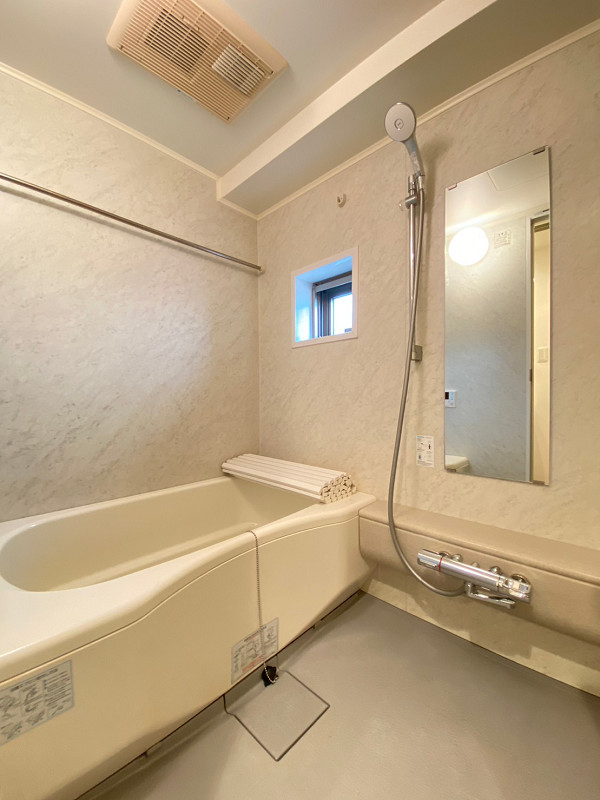 バスルーム 広々としたバスルームは、まさに”シンプルイズベスト”なデザイン。小窓を開けていつでも換気できてとっても清潔です✨湿気によるカビやぬめりも予防できますね。快適なご入浴には欠かせない追焚き機能＆浴室乾燥機付き。