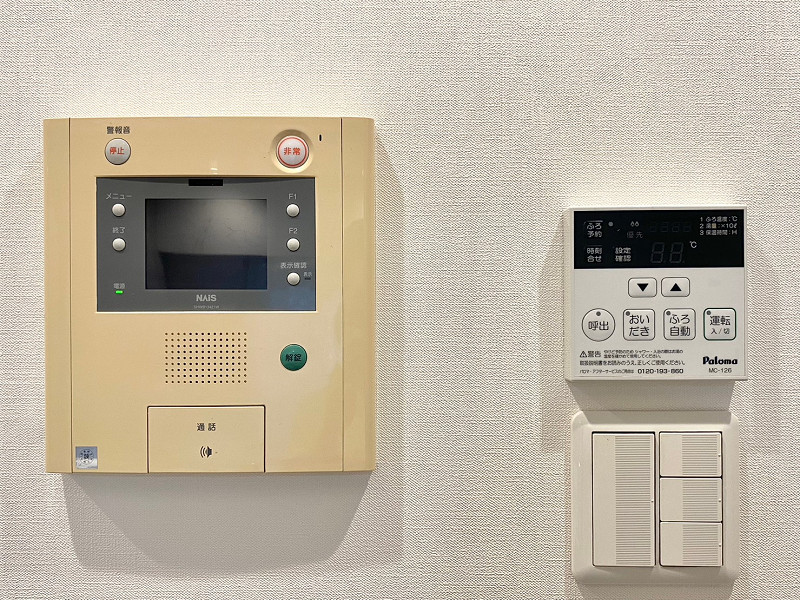 モニター付きインターフォンと給湯器パネル　クレードル駒沢公園