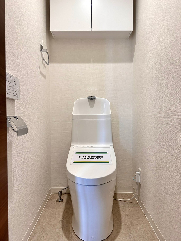 エンゼルハイム東大島第1　トイレ 手洗い一体型のトイレは嬉しい節水効果が見込めるんです✨温水洗浄便座も付いていますよ。白を基調とした造りですが、毎日使う空間はシンプルが一番ですよね♡吊戸棚にはトイレットペーパーなどのストックを収納するのがオススメです。