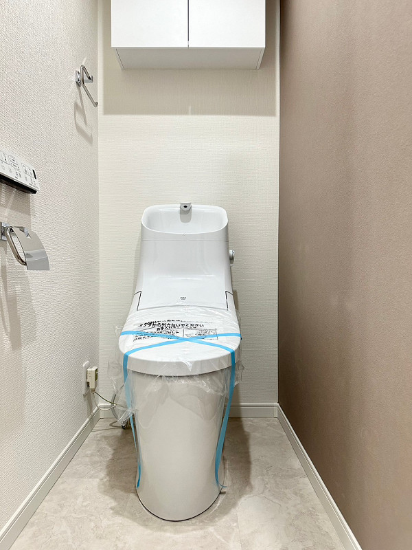 ステージファースト神田　トイレ 温水洗浄便座付きのトイレは、廊下の独立スペースに設置。手洗い一体型はなんと節水効果があるんですよ。毎日使うトイレで節約ができるのは嬉しいですよね♡トイレットペーパーなどの備品は吊戸棚にしまいましょう。