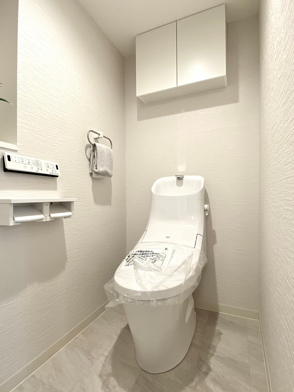 トイレ　マンション仙台坂カトレア 上部の吊戸棚までホワイトでまとめられたトイレスペース。節水効果が見込める手洗い一体型です。すっきりとしたフォルムは簡単に拭き掃除ができるので、億劫になりがちなトイレ掃除も手早く済ませることができますよ◎