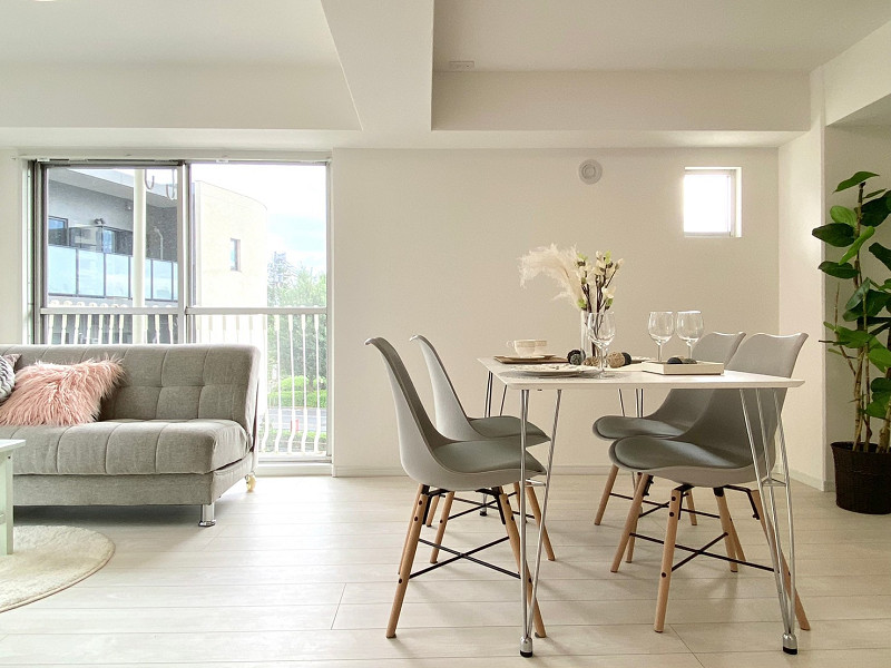 ダイニングA　マンション仙台坂カトレア 今回ご紹介するのは、2階部分に位置する1DKの角住戸。新規リノベーションが実施され、白を基調とした爽やかな内装に生まれ変わりました✿どんな家具を置いてもマッチするので、家具選びで個性を発揮してみてくださいね♩